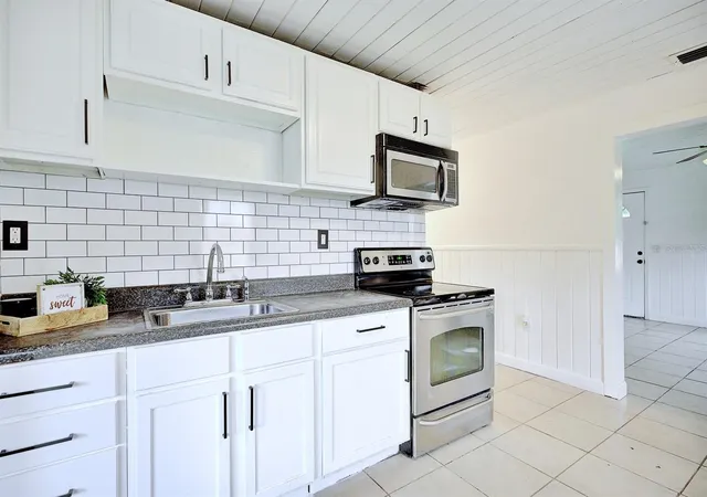 Photo 3 of Single family home for sale at 131 Wiggins Ave, Avon Park, FL 33825 | MLS# L4963612 | Listing updated on 2026-10-08