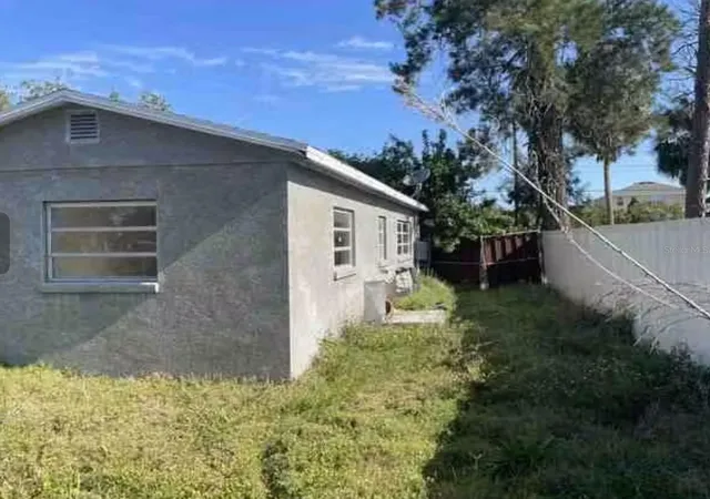 Photo 4 of Single family home for sale at 806 W Shell Point Rd, Ruskin, FL 33570 | MLS# TB8530783 | Listing updated on 2026-07-30