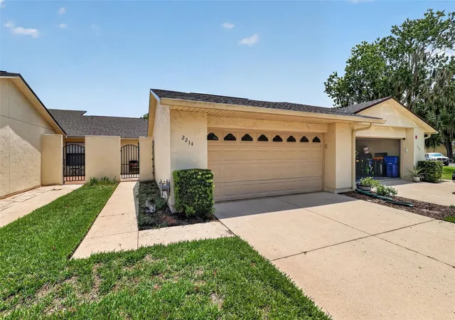 3rd image of 2214 Cypress Cove Dr #4, Tavares, FL 32778 | MLS# G5115301
