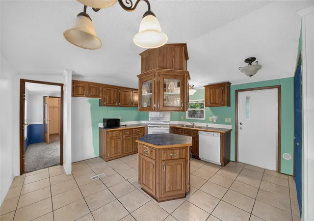 Photo 3 of Sale Pending at 14085 SE 59th Court, Summerfield, FL 34491 | MLS# OM728809 | Listing updated on 2026-07-31