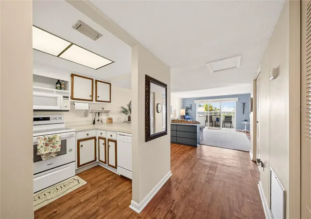 4th image of 601 N Mcdonald St #2, Mount Dora, FL 32757 | MLS# O6426520