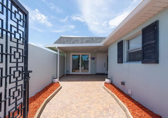 Photo 3 of Single family home for sale at 295 Boca Ciega Point Blvd N, Saint Petersburg, FL 33708 | MLS# TB8530801 | Listing updated on 2026-10-20