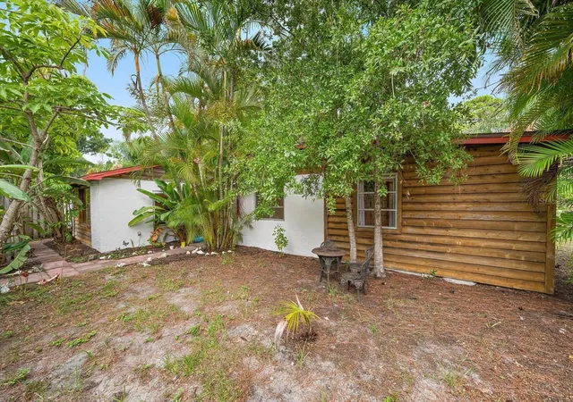 Photo 3 of Single family home for sale at 4102 Royal Palm Ave, Sarasota, FL 34234 | MLS# A4700511 | Listing updated on 2026-09-12