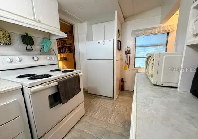 Photo 5 of Sale Pending at 857 S Green Cir, Venice, FL 34285 | MLS# N6145079 | Listing updated on 2026-08-05