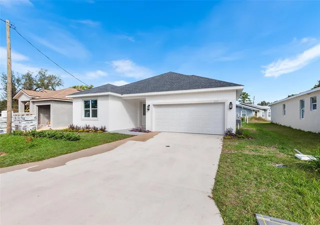 Photo 2 of Single family home for sale at 2519 Avenue E Sw, Winter Haven, FL 33880 | MLS# TB8530908 | Listing updated on 2026-09-15