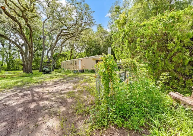 Photo 3 of Manufactured home for sale at 122 Arkays Ave, Spring Hill, FL 34609 | MLS# W7887822 | Listing updated on 2026-08-27