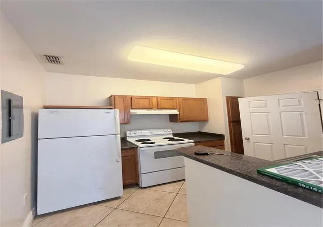 Listing Photo 5 - Condo for sale in building located at 5525 G Ave NW, ORLANDO, FL 32839 - Unit #4625
