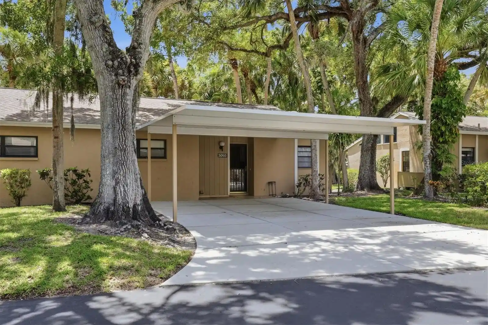 Listing Photo 1 - Condo for sale in 5063 Vlg Gdns Dr located at 5063 Vlg Gdns Dr, SARASOTA, FL 34234 - Unit 5063 Village Gdns Dr