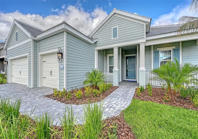 Photo 1 of Single family home for sale at 21261 Holmes Cir, Venice, FL 34293 | MLS# A4700562 | Listing updated on 2026-10-22