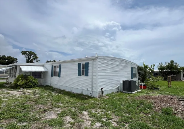Photo 4 of Manufactured home for sale at 900 Jolanda Cir, Venice, FL 34285 | MLS# N6145088 | Listing updated on 2026-07-21