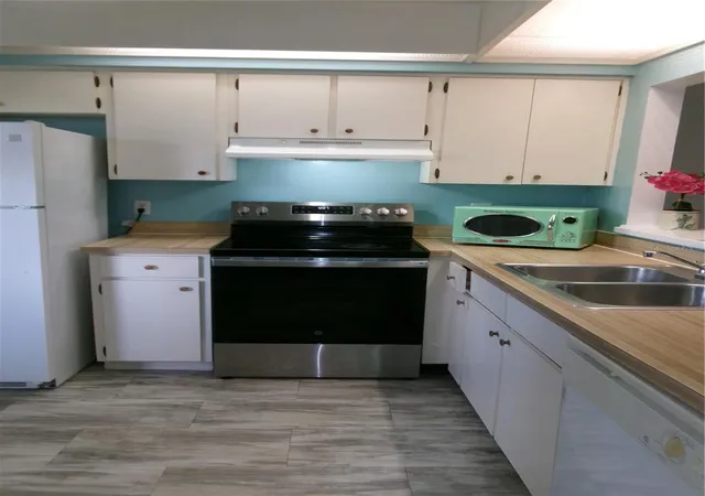 Photo 3 of Condo for sale at 4324 Middlebrook Rd #4324, Orlando, FL 32811 | MLS# S5154076 | Listing updated on 2026-09-13