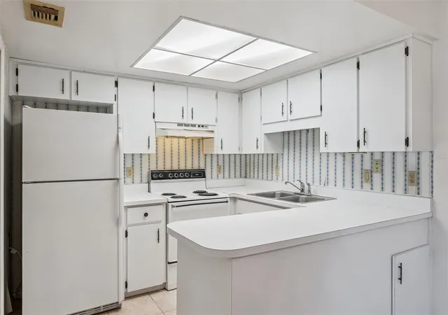 Listing Photo 5 - Condo for sale in building located at 93 Windtree Ln, WINTER GARDEN, FL 34787 - Unit #102