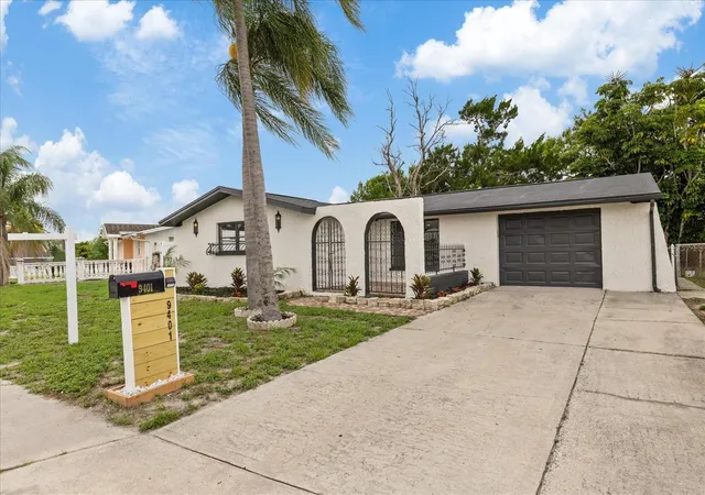 Photo 5 of Single family home for sale at 9401 Glen Moor Ln, Port Richey, FL 34668 | MLS# TB8531105 | Listing updated on 2026-08-05
