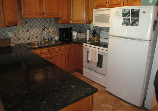 Listing Photo 4 - Condo for sale in building located at 1441 N Atlantic Ave, Daytona Beach, FL 32118 - Unit #113