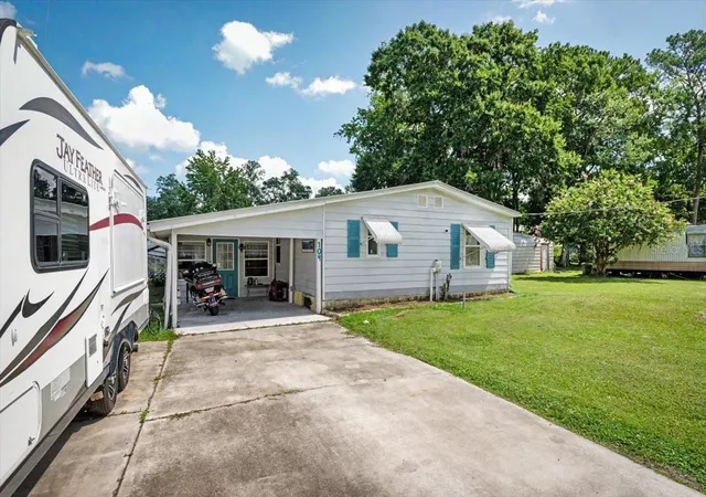 Photo 3 of Manufactured home for sale at 104 Edgewater Rd, Satsuma, FL 32189 | MLS# OM728882 | Listing updated on 2026-08-29