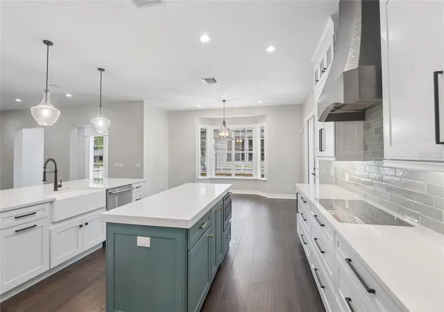 Photo 2 of Mansion for sale at 5105 W Neptune Way, Tampa, FL 33609 | MLS# O6426838 | Listing updated on 2026-10-07