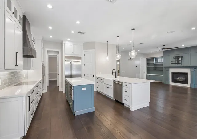 Photo 3 of Mansion for sale at 5105 W Neptune Way, Tampa, FL 33609 | MLS# O6426838 | Listing updated on 2026-10-07