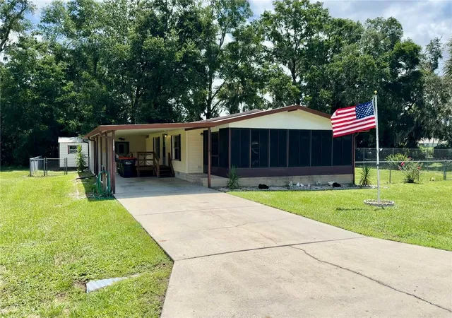 Photo 3 of Manufactured home for sale at 11107 SE 66th Terrace, Belleview, FL 34420 | MLS# OM728892 | Listing updated on 2026-07-30