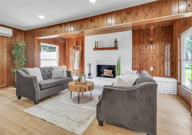 Photo 4 of Single family home for sale at 16123 E Lake Burrell Dr, Lutz, FL 33549 | MLS# TB8531180 | Listing updated on 2026-10-04