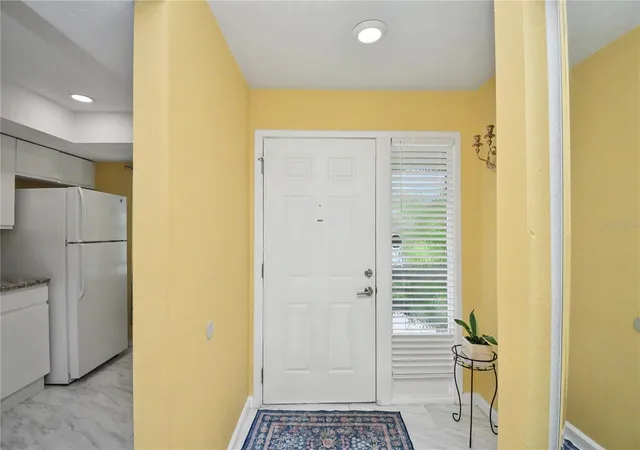Listing Photo 5 - Condo for sale in building located at 5677 Summer Side Ln, SARASOTA, FL 34231 - Unit #31B