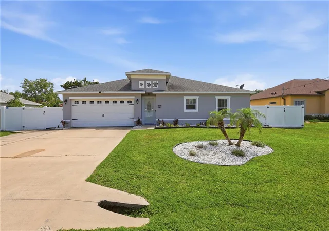 Photo 2 of Single family home for sale at 36 Royal Palm Ln, Palm Coast, FL 32164 | MLS# V4950315 | Listing updated on 2026-09-06