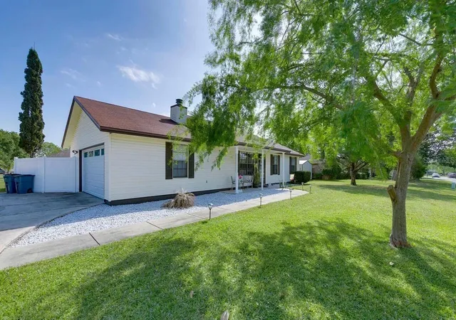 Photo 3 of Single family home for sale at 1121 Londonderry Dr, Orange Park, FL 32065 | MLS# TB8531288 | Listing updated on 2026-07-22