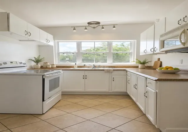 Photo 4 of Single family home for sale at 5825 Yucatan Dr, Orlando, FL 32807 | MLS# O6426951 | Listing updated on 2026-08-25