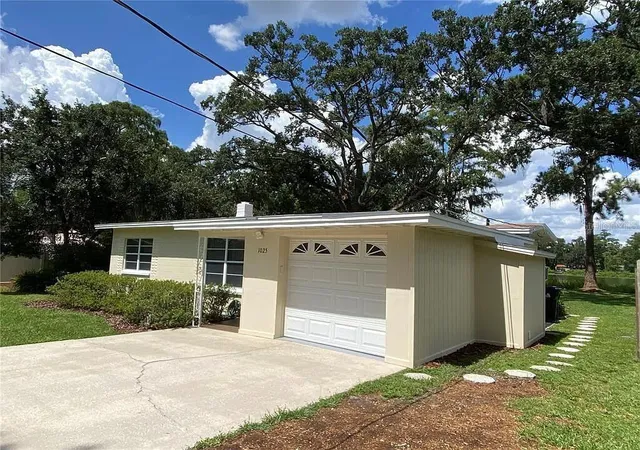 Photo 2 of Single family home for sale at 1025 Lake Jessamine Dr, Orlando, FL 32839 | MLS# O6426967 | Listing updated on 2026-07-22