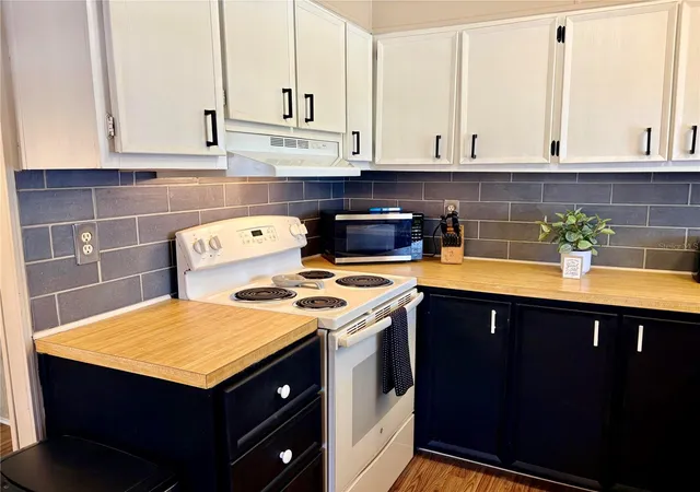 4th image of 2790 Indianwood Dr, North Fort Myers, FL 33917 | MLS# A4700645