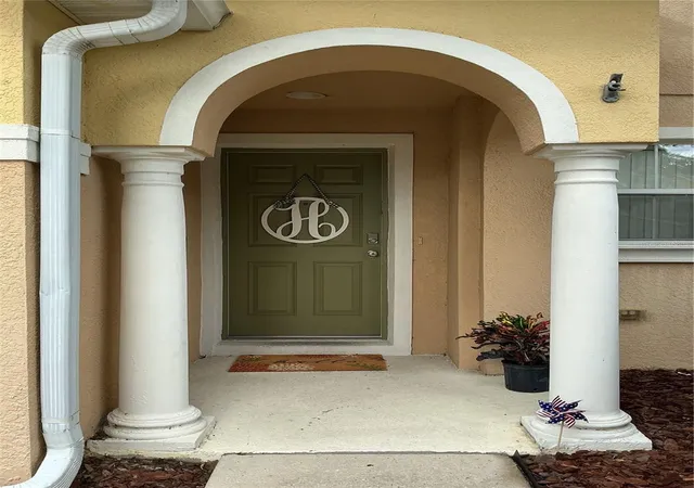 Photo 3 of Townhouse for sale at 5308 Aloha Seed Dr, Seffner, FL 33584 | MLS# TB8531313 | Listing updated on 2026-08-06