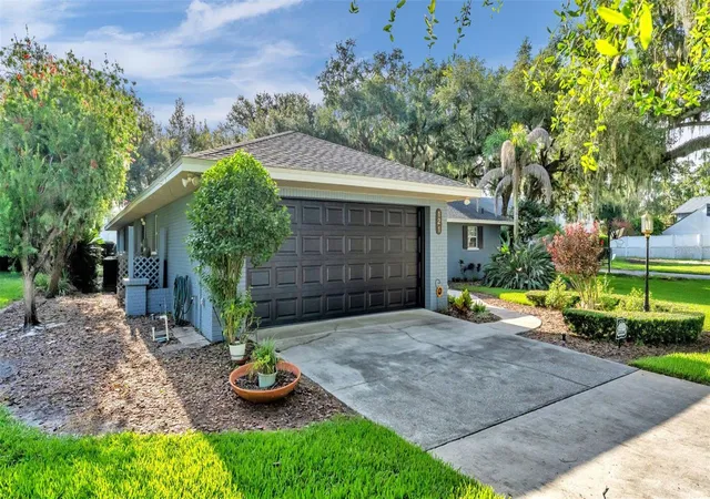 Photo 2 of Single family home for sale at 121 Shadow Ln, Lakeland, FL 33813 | MLS# L4963668 | Listing updated on 2026-08-16