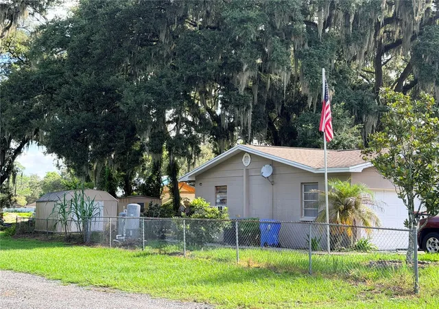 3rd image of 2028 Pleasant Acre Dr, Plant City, FL 33566 | MLS# TB8531350