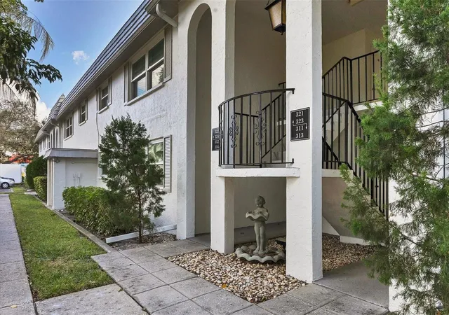 Photo 2 of Condo for sale at 5800 Hollywood Blvd #312, Sarasota, FL 34231 | MLS# A4700672 | Listing updated on 2026-08-27