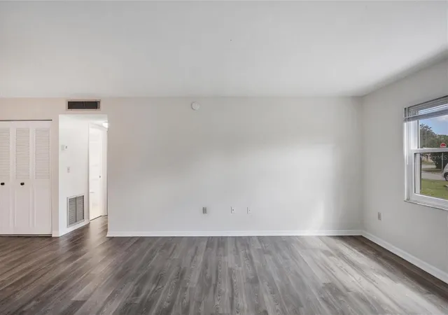Listing Photo 4 - Condo for sale in building located at 5800 Hollywood Blvd, Sarasota, FL 34231 - Unit #312