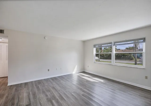 Listing Photo 5 - Condo for sale in building located at 5800 Hollywood Blvd, Sarasota, FL 34231 - Unit #312