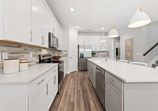 Photo 4 of Sale Pending at 7465 Summer Ct, Sarasota, FL 34231 | MLS# TB8531402 | Listing updated on 2026-07-23