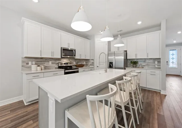 Photo 3 of Sale Pending at 7440 Summer Ct, Sarasota, FL 34231 | MLS# TB8531408 | Listing updated on 2026-07-23