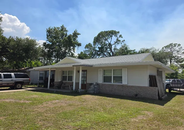 Photo 3 of Single family home for sale at 3940 Berkshire Dr, Sarasota, FL 34241 | MLS# A4700687 | Listing updated on 2026-07-25