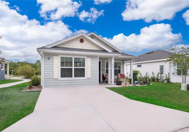 Photo 2 of Single family home for sale at 1360 Cottage Cir, Tavares, FL 32778 | MLS# O6427111 | Listing updated on 2026-08-07