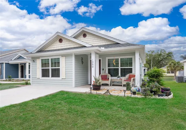 Photo 3 of Single family home for sale at 1360 Cottage Cir, Tavares, FL 32778 | MLS# O6427111 | Listing updated on 2026-08-07