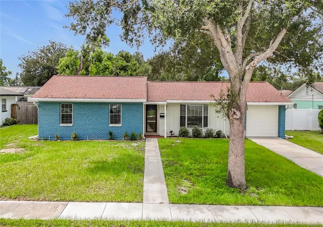 Photo 2 of Single family home for sale at 514 W Hilda Dr, Brandon, FL 33510 | MLS# TB8531545 | Listing updated on 2026-10-07