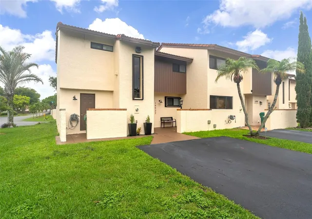 Photo 2 of Townhouse for sale at 14932 Southwest 89th St, Miami, FL 33196 | MLS# TB8531562 | Listing updated on 2026-07-24