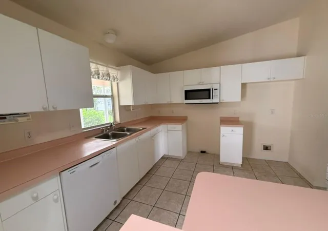 4th image of 208 Aragon Ln, Lady Lake, FL 32159 | MLS# OM728971