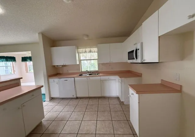 5th image of 208 Aragon Ln, Lady Lake, FL 32159 | MLS# OM728971