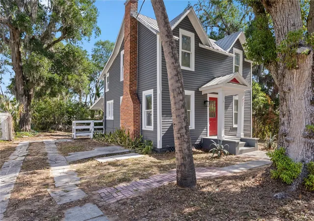 3rd image of 821 E Lemon Ave, Eustis, FL 32726 | MLS# O6427228