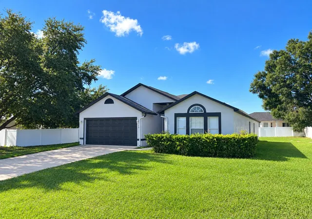 Photo 1 of Single family home for sale at 304 Marion Oaks Trl, Ocala, FL 34473 | MLS# OM728987 | Listing updated on 2026-10-16