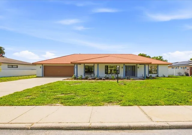 Photo 1 of Single family home for sale at 2004 Leisure Dr, Winter Haven, FL 33881 | MLS# W7887886 | Listing updated on 2026-08-30