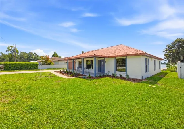 Photo 4 of Single family home for sale at 2004 Leisure Dr, Winter Haven, FL 33881 | MLS# W7887886 | Listing updated on 2026-08-30