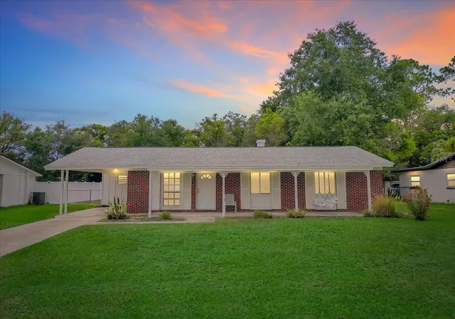 Photo 3 of Single family home for sale at 5810 Driftwood Dr, Lakeland, FL 33809 | MLS# L4963711 | Listing updated on 2026-10-27
