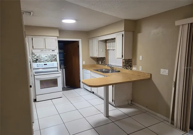 Photo 4 of Single family home for sale at 907 Cutler Dr, Seffner, FL 33584 | MLS# TB8531794 | Listing updated on 2026-08-24